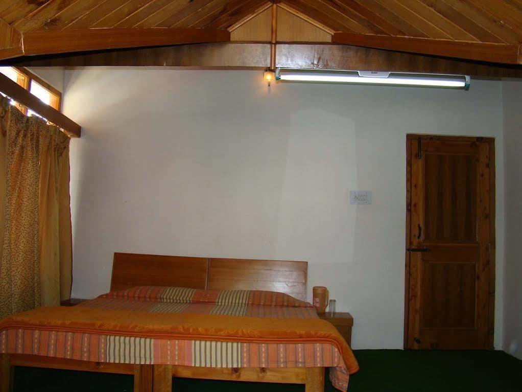 Hotel Mountain Trail Manali Экстерьер фото