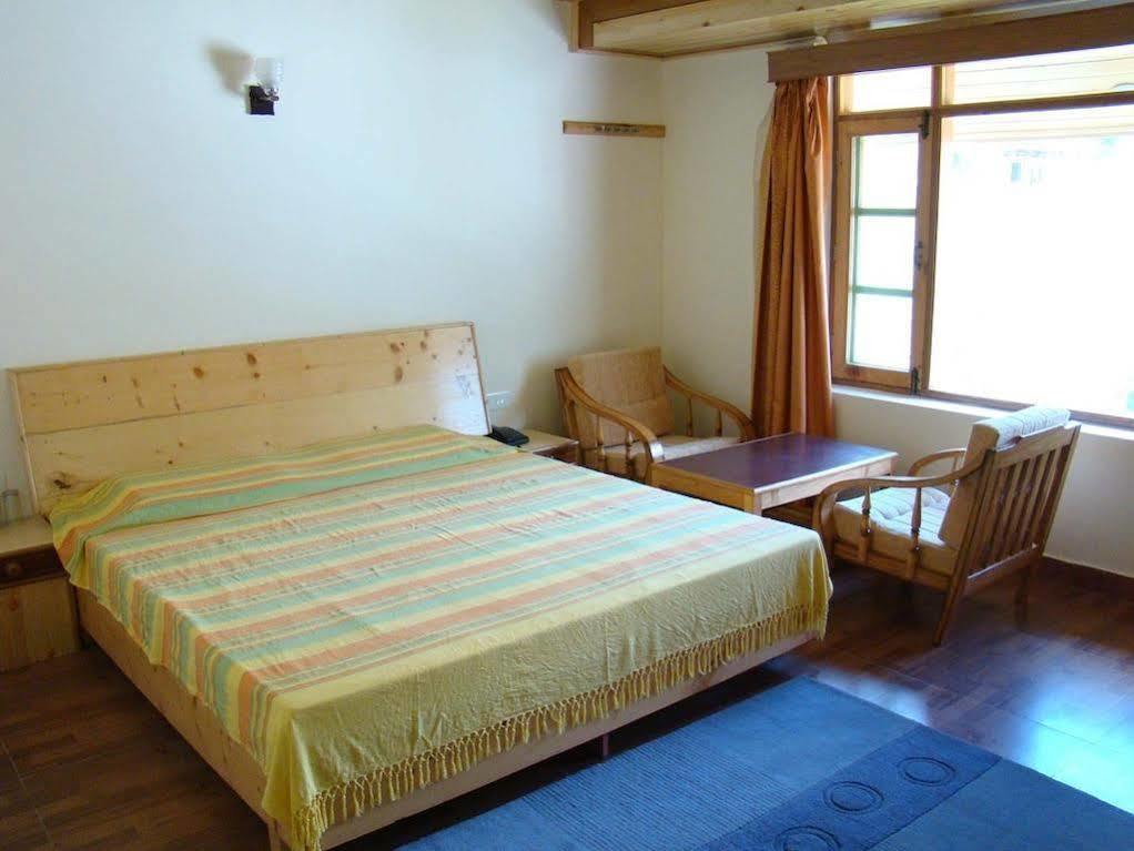 Hotel Mountain Trail Manali Экстерьер фото