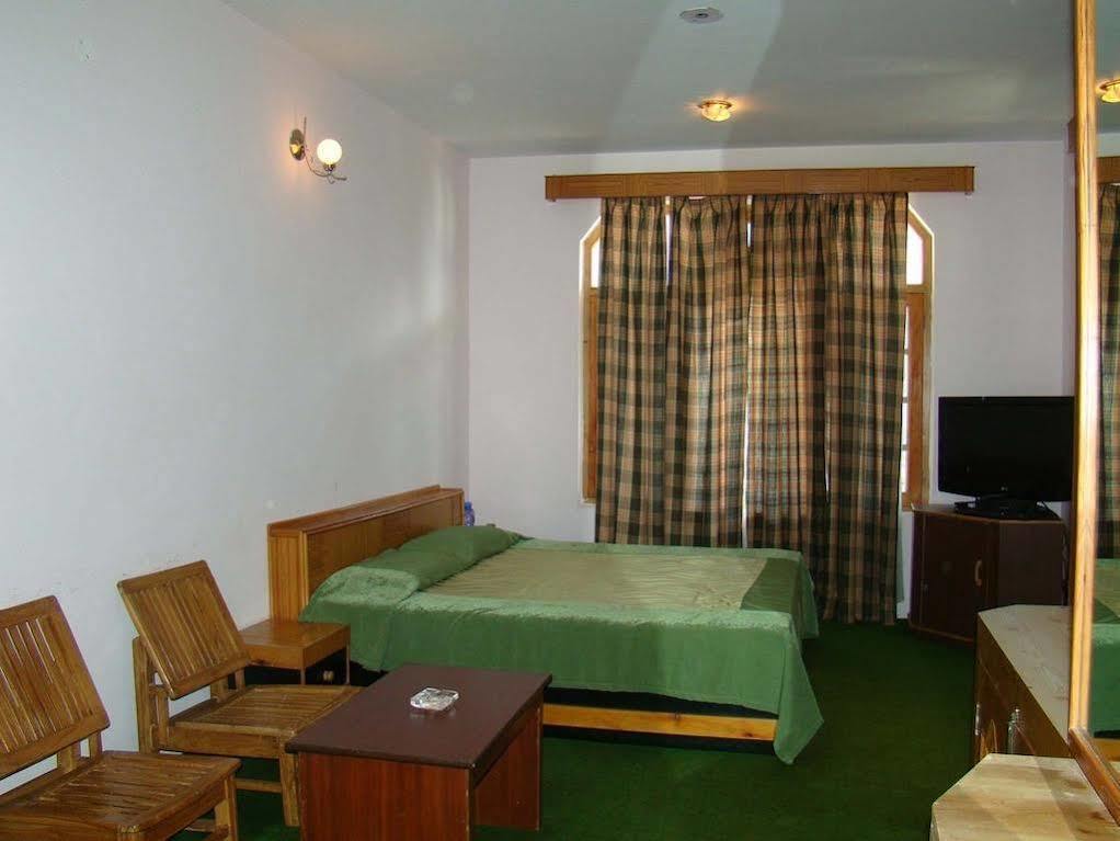 Hotel Mountain Trail Manali Экстерьер фото