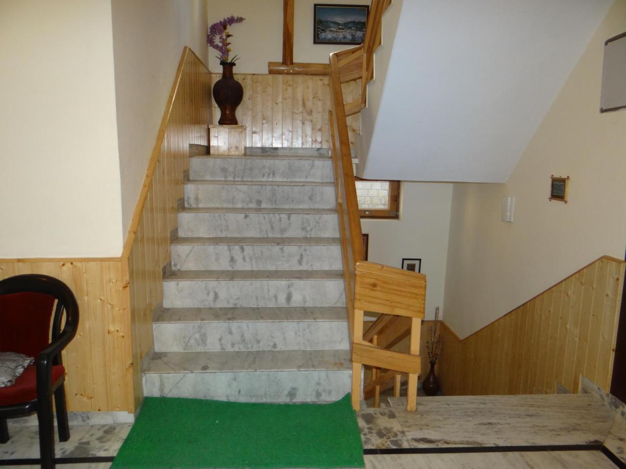 Hotel Mountain Trail Manali Экстерьер фото